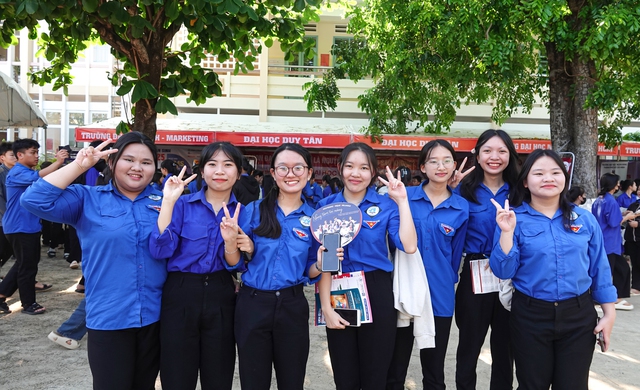 Tư vấn mùa thi tại Bình Định: Nhiều HS tìm được trường ĐH yêu thích - Ảnh 7. Tư vấn mùa thi tại Bình Định: Nhiều HS tìm được trường ĐH yêu thích - Ảnh 7.