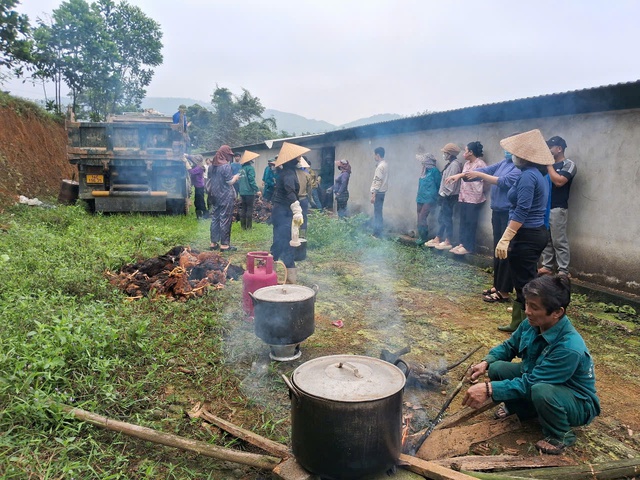 Chính quyền kêu gọi người dân giúp chủ trang trại tiêu thụ 8.000 con gà chết ngạt- Ảnh 3.