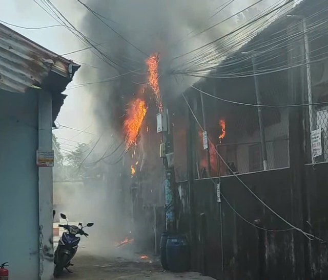 TP.HCM: Cháy đường dây điện, lan qua dãy trọ làm 1 người bị thương - Ảnh 1.