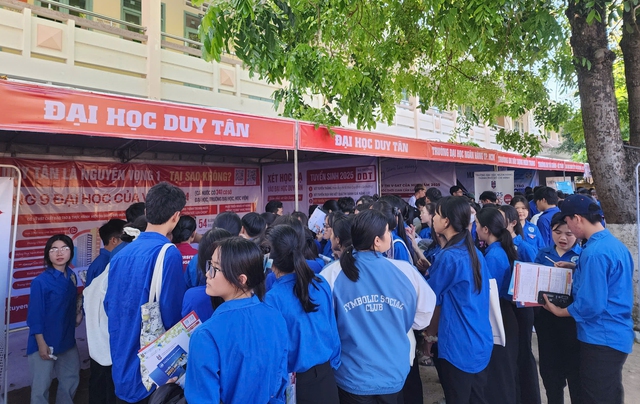 Tư vấn mùa thi tại Bình Định: Nhiều HS tìm được trường ĐH yêu thích - Ảnh 1. Tư vấn mùa thi tại Bình Định: Nhiều HS tìm được trường ĐH yêu thích - Ảnh 1.