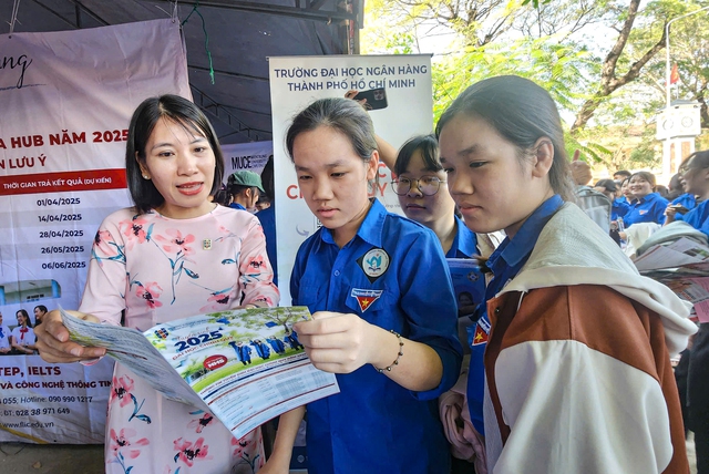 Tư vấn mùa thi tại Bình Định: Nhiều HS tìm được trường ĐH yêu thích - Ảnh 6. Tư vấn mùa thi tại Bình Định: Nhiều HS tìm được trường ĐH yêu thích - Ảnh 6.