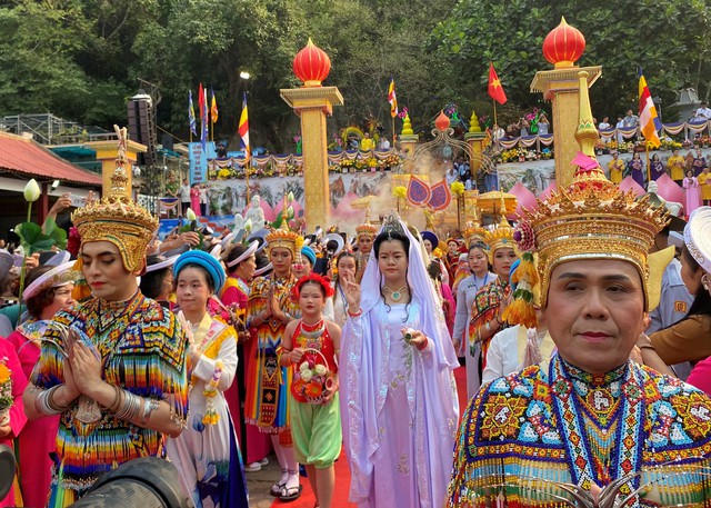 Das besondere Nationalrelikt Ngu Hanh Son eröffnete freudig das Quan The Am-Festival – Foto 1.