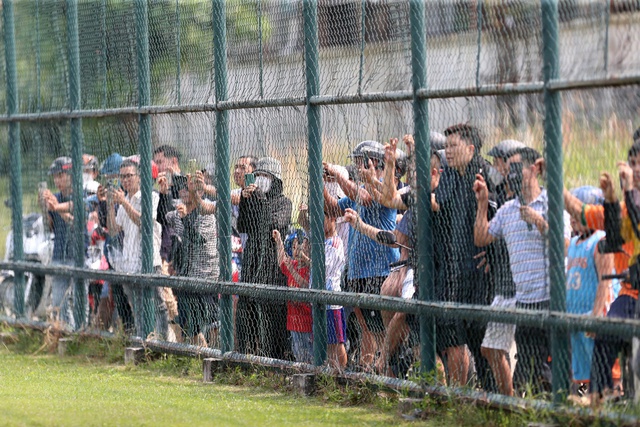 CĐV B&igrave;nh Dương đội nắng xem đội tuyển Việt Nam tập chiến thuật - Ảnh 1.