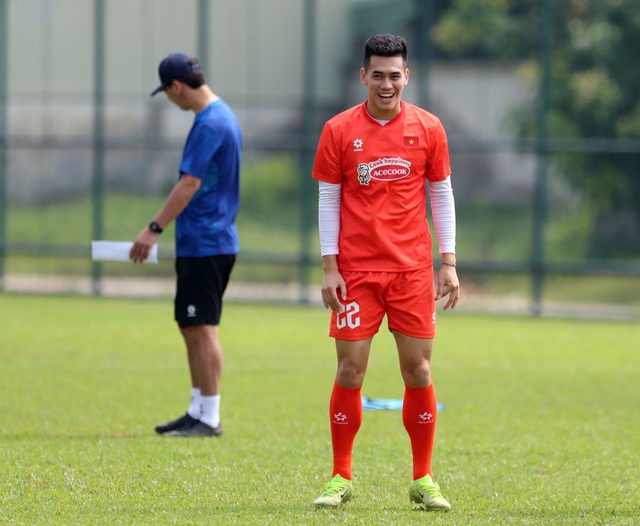 CĐV B&igrave;nh Dương đội nắng xem đội tuyển Việt Nam tập chiến thuật - Ảnh 5.