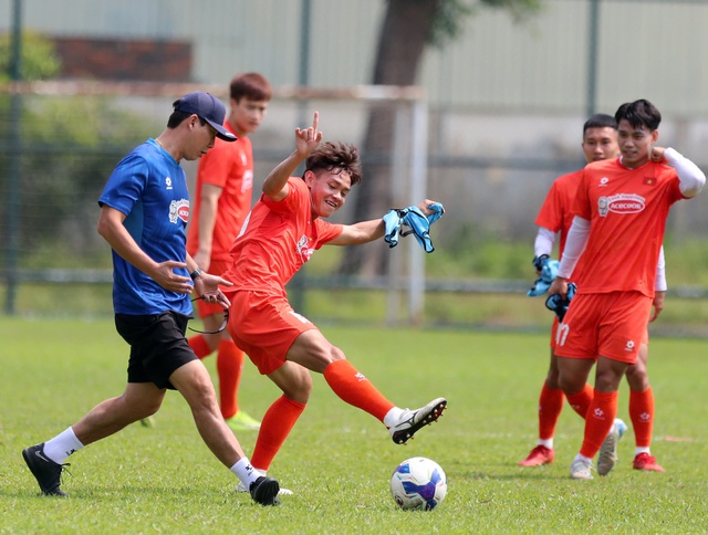 CĐV B&igrave;nh Dương đội nắng xem đội tuyển Việt Nam tập chiến thuật - Ảnh 3.