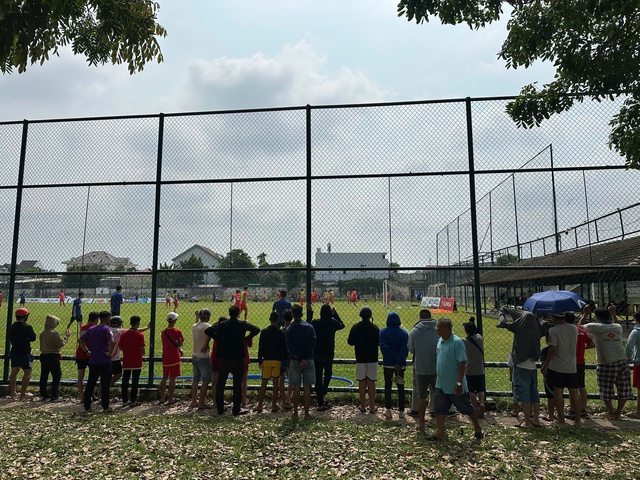 CĐV B&igrave;nh Dương đội nắng xem đội tuyển Việt Nam tập chiến thuật - Ảnh 2.