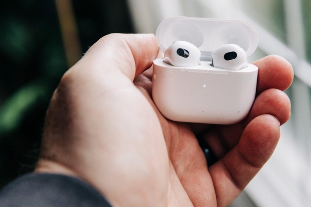 Lý do không nên mua AirPods cũ gì là hàng chính hãng - Ảnh 1.