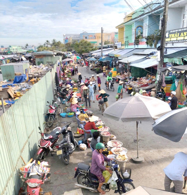 Tiểu thương bỏ chợ, ra lòng lề đường mua bán - Ảnh 3.