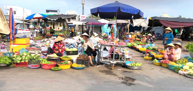 Tiểu thương bỏ chợ, ra lòng lề đường mua bán - Ảnh 2.