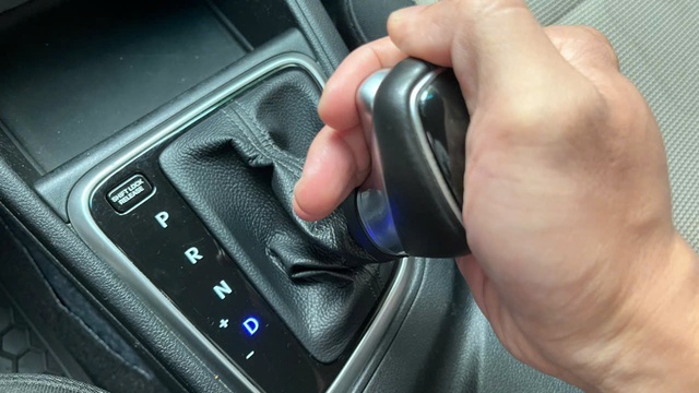 Chuyển số khi ô tô chưa dừng hẳn có thật sự ảnh hưởng đến hộp số?- Ảnh 1.