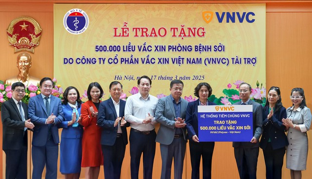 Hệ thống tiêm chủng VNVC tặng Bộ Y tế nửa triệu liều vắc xin sởi chống dịch - Ảnh 1.