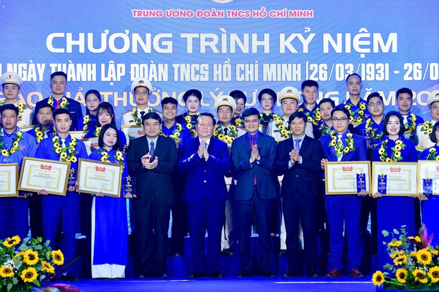 Ông Nguyễn Trọng Nghĩa kêu gọi tạo điều kiện tốt hơn cho thế hệ trẻ phát triển - Ảnh 4.