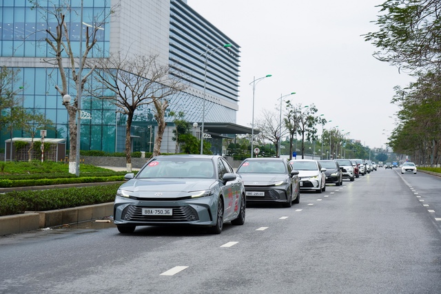 Dàn xe Toyota 'vượt ải' xuyên Việt, giải mã công nghệ hybrid- Ảnh 1. Dàn xe Toyota 'vượt ải' xuyên Việt, giải mã công nghệ hybrid- Ảnh 1.
