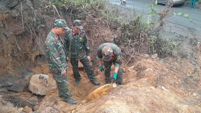 Cận cảnh quả bom từ trường nguy hiểm vừa bị hủy nổ ở Quảng Trị - Ảnh 2.