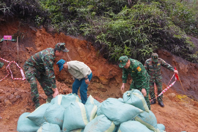 Cận cảnh quả bom từ trường nguy hiểm vừa bị hủy nổ ở Quảng Trị - Ảnh 3.