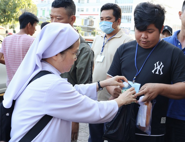 TP.HCM nghĩa tình: Trước Bệnh viện Nhi đồng 1 có 'bánh mì của dì'- Ảnh 2.