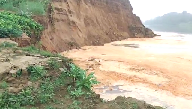 ' Cát tặc ' lộng hành trên sông Mã đe dọa tuyến kè 82 tỉ đồng - Ảnh 2.