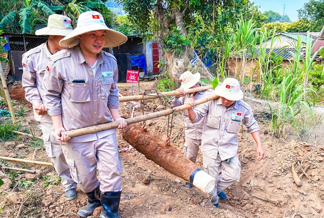 Liên tiếp phát hiện quả bom lớn tại Quảng Bình và Quảng Trị gây lo ngại - Ảnh 2.