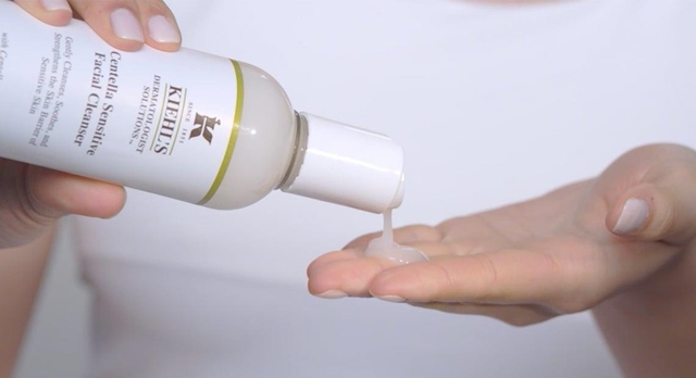 Top 10 sữa rửa mặt cho da nhạy cảm sạch cả bụi mịn PM2.5 mà dịu nhẹ - Ảnh 12.