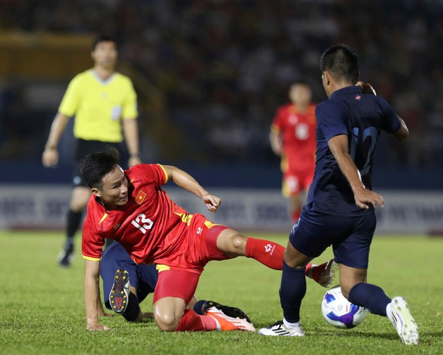 منتخب فيتنام 2-1 كمبوديا: بونج صامويل يسجل من مسافة بعيدة - الصورة 1.