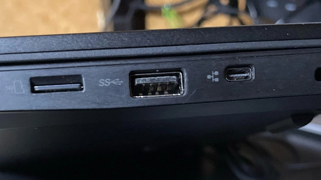 Tại sao một số cổng USB c&oacute; m&agrave;u đen? - Ảnh 1.