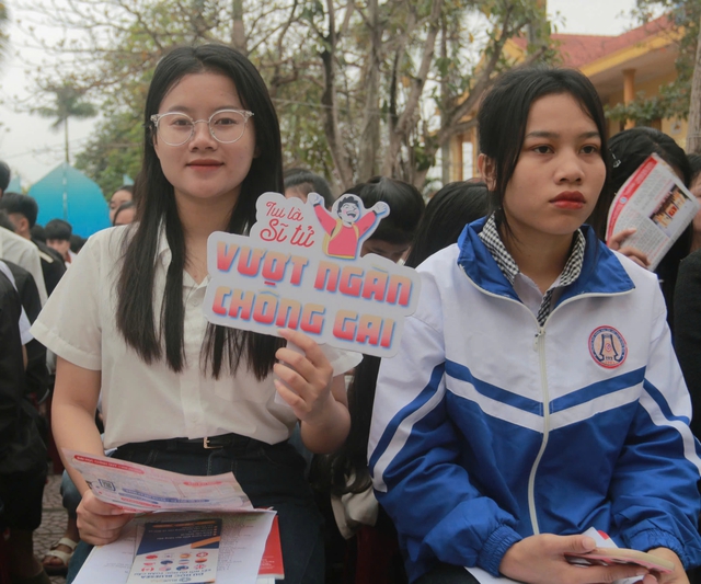 Nữ sinh người Sách vượt 150 km để đi tìm ngôi trường ước mơ - Ảnh 1.