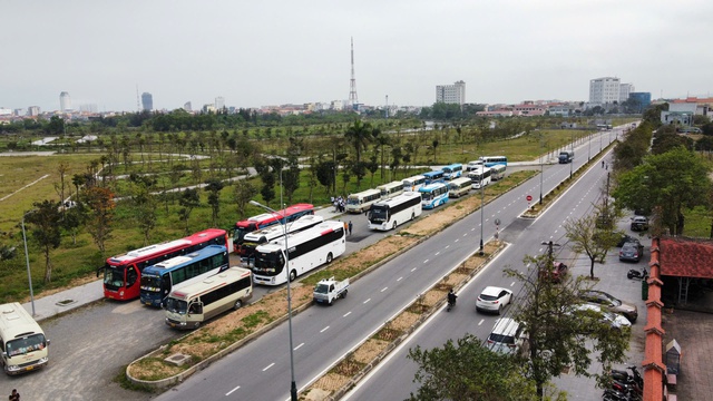 Đoàn xe 'hành quân' đưa hàng ngàn học sinh tham gia Tư vấn mùa thi- Ảnh 1.