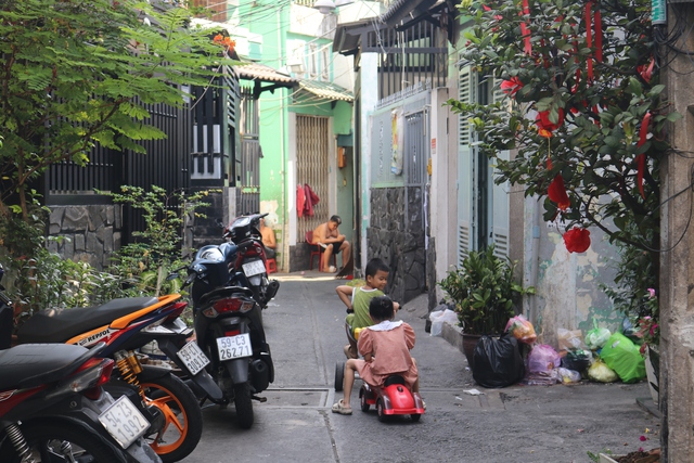 Hẻm ‘ông trùm giang hồ’ Năm Cam ở TP.HCM hóa lành, 'sống hạnh phúc lắm em'- Ảnh 1.