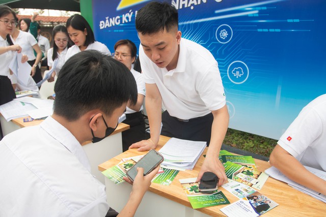 Đoàn xe 'hành quân' đưa hàng ngàn học sinh tham gia Tư vấn mùa thi- Ảnh 5.