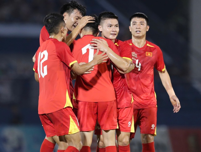 How many points did the Vietnamese team increase in the FIFA rankings after winning against Cambodia? - Photo 1.