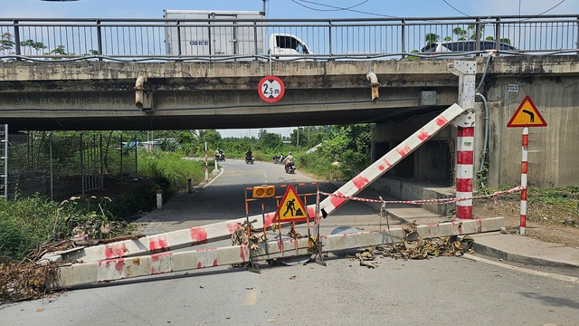 Truy tìm xe tông đổ khung sắt giới hạn chiều cao dưới dạ cầu Xáng- Ảnh 1. Truy tìm xe tông đổ khung sắt giới hạn chiều cao dưới dạ cầu Xáng- Ảnh 1.