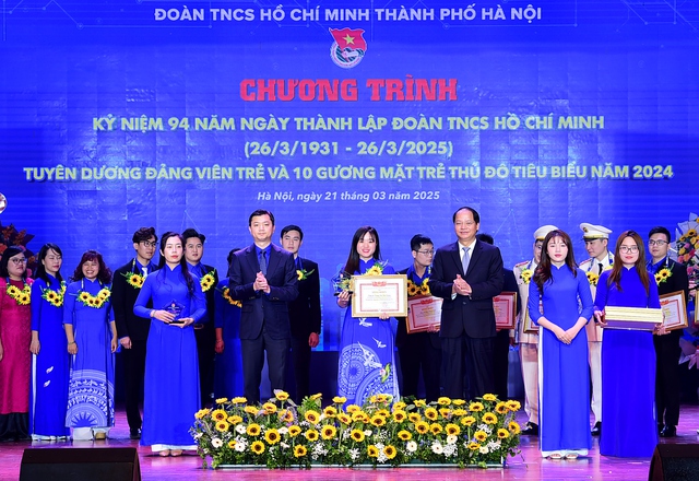 Bí thư Thành đoàn Hà Nội Chu Hồng Minh nhận bằng khen của Thủ tướng Chính phủ - Ảnh 1.