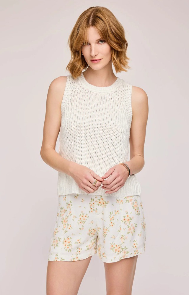 Ngại gì không phá cách cùng những chiếc áo tank top- Ảnh 7. Ngại gì không phá cách cùng những chiếc áo tank top- Ảnh 7.