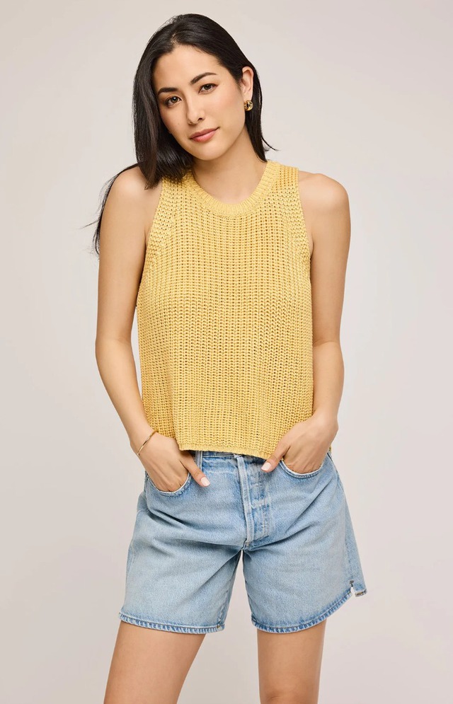 Ngại gì không phá cách cùng những chiếc áo tank top- Ảnh 8. Ngại gì không phá cách cùng những chiếc áo tank top- Ảnh 8.