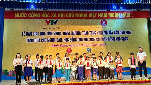 Quỹ Tấm lòng Việt hỗ trợ xây nhà, trường học, cầu dân sinh ở Bình Định - Ảnh 2.