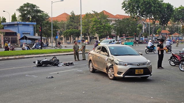 Xe m&aacute;y biến dạng sau va chạm ở B&igrave;nh T&acirc;n, 1 người bị thương nặng- Ảnh 1.