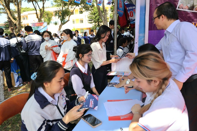 Chuy&ecirc;n gia cũng bất ngờ với điểm IELTS của học sinh - Ảnh 1.