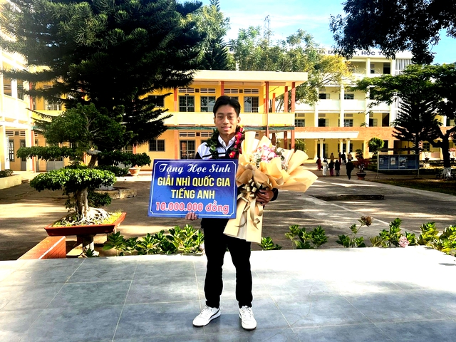 Nam sinh phố n&uacute;i giải nh&igrave; học sinh giỏi quốc gia tiếng Anh, IELTS 8.0 - Ảnh 2.