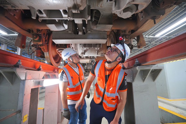 Nghề lái tàu metro: Những 'bác sĩ' thầm lặng bên trong depot Long Bình - Ảnh 1.