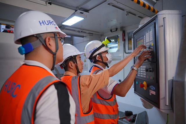 Nghề lái tàu metro: Những 'bác sĩ' thầm lặng bên trong depot Long Bình - Ảnh 2.