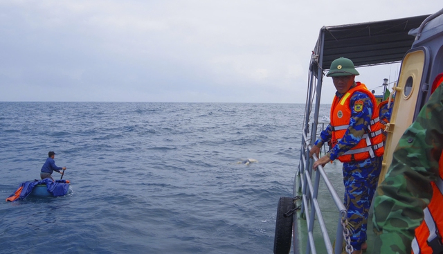 Phát hiện một thi thể nam giới trôi dạt trên biển - Ảnh 2.