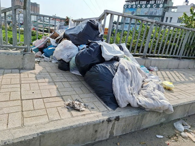 Rác tràn lan trên cầu - Ảnh 1.