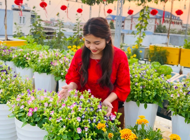 Vườn nho tr&ecirc;n s&acirc;n thượng sai trĩu quả của c&ocirc; g&aacute;i xinh đẹp - Ảnh 5.