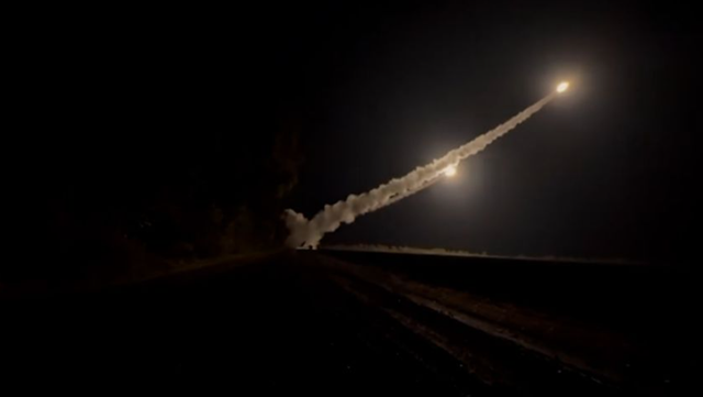 Chiến sự Ukraine ng&agrave;y 1125: Tiếng s&uacute;ng vẫn nổ trong l&uacute;c đ&agrave;m ph&aacute;n - Ảnh 1.