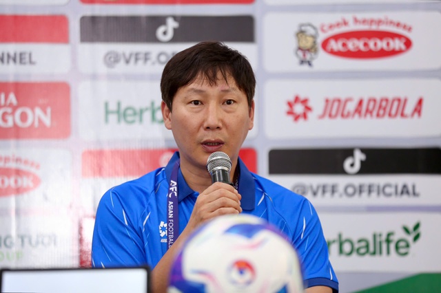 HLV Kim Sang-sik: 'L&agrave;o mạnh hơn rồi, đội tuyển Việt Nam đừng chủ quan'- Ảnh 1.