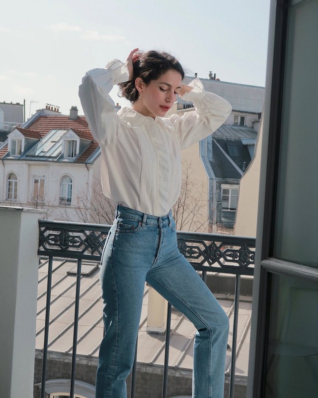 Kiểu áo hoàn hảo để diện cùng quần jeans xanh- Ảnh 2.