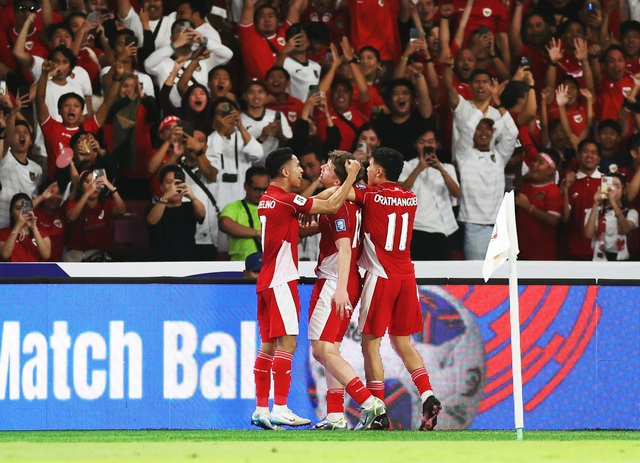 Đội tuyển Indonesia đánh bại Bahrain: HLV Kluivert tạo sốc, giấc mơ World Cup chưa bị chôn vùi- Ảnh 2. Đội tuyển Indonesia đánh bại Bahrain: HLV Kluivert tạo sốc, giấc mơ World Cup chưa bị chôn vùi- Ảnh 2.