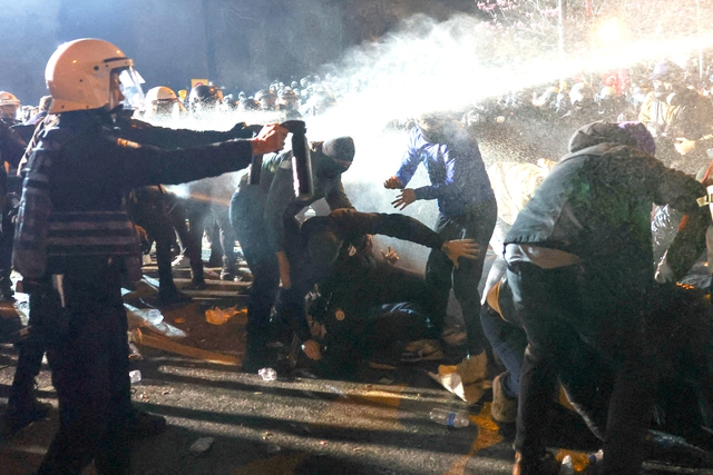 Biểu t&igrave;nh tại Thổ Nhĩ Kỳ: Hơn 1 . 100 Người bị bắt - Ảnh 1.