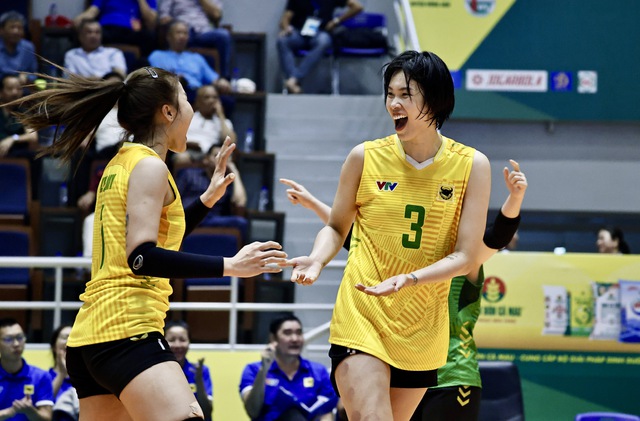 'Sếu vườn' Thanh Th&uacute;y đấu 'khủng long' B&iacute;ch Tuyền tranh ng&ocirc;i đầu giải b&oacute;ng chuyền quốc gia- Ảnh 1.