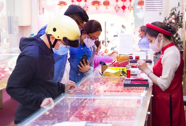 Nguy cơ gi&aacute; v&agrave;ng 'sập' mạnh như chục năm về trước? - Ảnh 2.